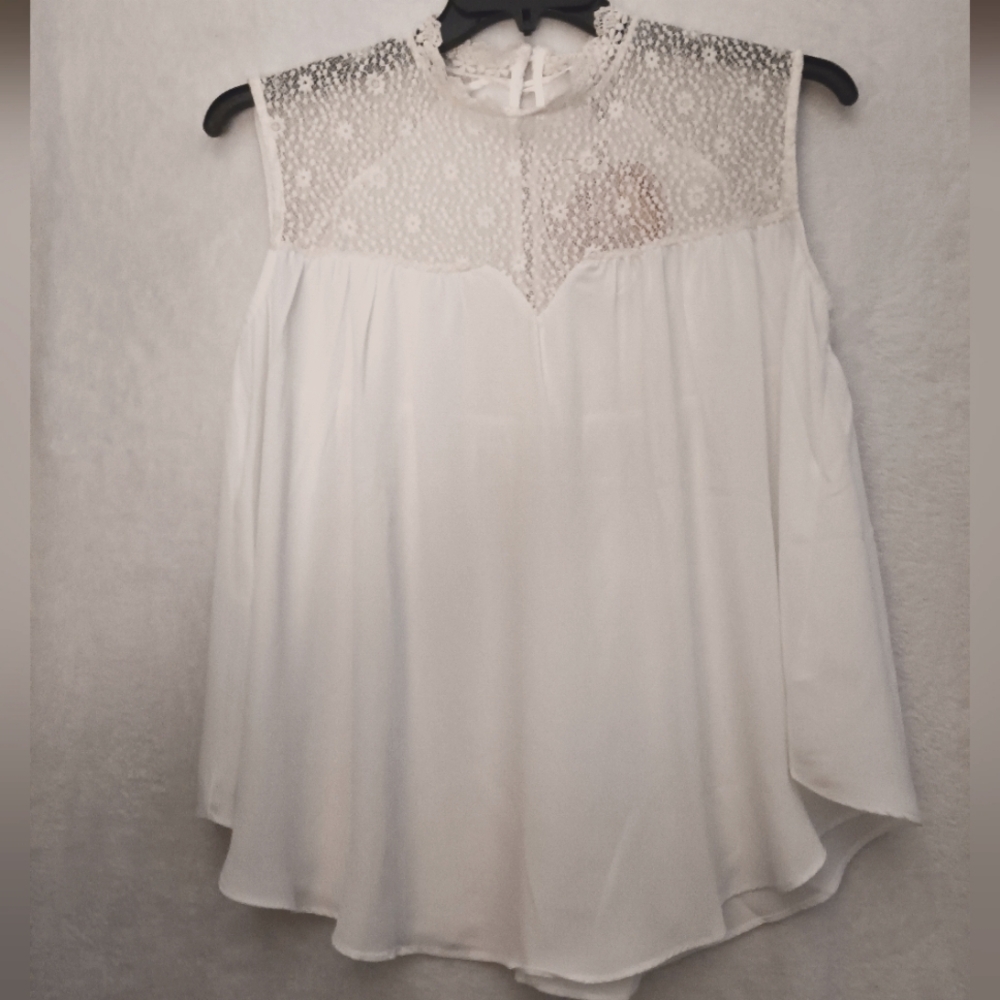 NWT. Coffee and cake White sleeveless blouse. Size L